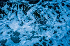 Mar del agua de la ola oce?nica del agua ondulada con las burbujas blancas de la onda cerca del barco grande el verano foto de archivo libre de regalías Mar del agua de la ola oce?nica del agua ondulada con las burbujas blancas de la onda cerca del barco grande el verano foto de archivo libre de regalías