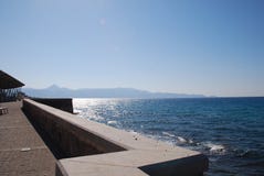 Mar y ciudad azules de Heraklion en la costa en Creta fotografía de archivo libre de regalías Mar y ciudad azules de Heraklion en la costa en Creta fotografía de archivo libre de regalías