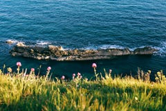 Mar y roca azules cerca de la puerta de Durdle, Dorset, costa jurásica imagen de archivo libre de regalías Mar y roca azules cerca de la puerta de Durdle, Dorset, costa jurásica imagen de archivo libre de regalías