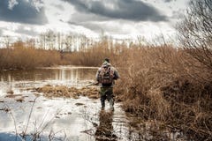 Marais de s'introduire d'homme de chasseur au cours de la période de chasse Marais de s'introduire d'homme de chasseur au cours de la période de chasse