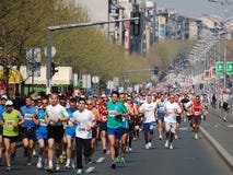 Marathoners et semis-marathons photographie stock libre de droits Marathoners et semis-marathons photographie stock libre de droits