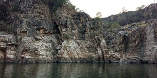 Maravíllese la roca o la montaña con el maa Narmada, Jabalpur la India del río imagenes de archivo Maravíllese la roca o la montaña con el maa Narmada, Jabalpur la India del río imagenes de archivo