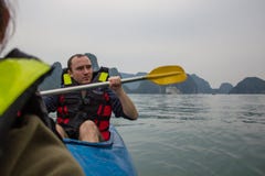 27 Marc 2016 - baía de Halong, Vietname: um homem com cara inseguro mim imagens de stock royalty free 27 Marc 2016 - baía de Halong, Vietname: um homem com cara inseguro mim imagens de stock royalty free