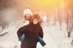 Marche avec le crabot en hiver le couple aimant marche dans la neige image libre de droits Marche avec le crabot en hiver le couple aimant marche dans la neige image libre de droits