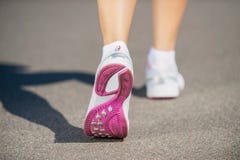 Marche dans des chaussures de sports image stock Marche dans des chaussures de sports image stock