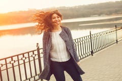 Marche de poids excessif heureuse de femme photographie stock libre de droits Marche de poids excessif heureuse de femme photographie stock libre de droits