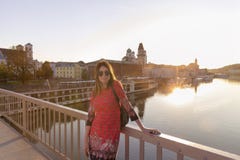 Marche de touristes de femme sur la rue, style de mode d'été, trave images libres de droits Marche de touristes de femme sur la rue, style de mode d'été, trave images libres de droits