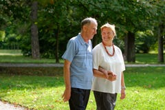 Marche heureuse supérieure de couples photo stock Marche heureuse supérieure de couples photo stock