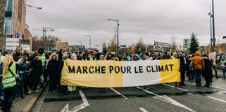 Marche Nalewa Le Climat marszu protesta demonstrację na Francuskim stre zdjęcia royalty free Marche Nalewa Le Climat marszu protesta demonstrację na Francuskim stre zdjęcia royalty free