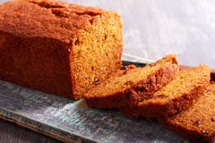 Marchwiany cały banatka tort, pokrojony obrazy stock Marchwiany cały banatka tort, pokrojony obrazy stock