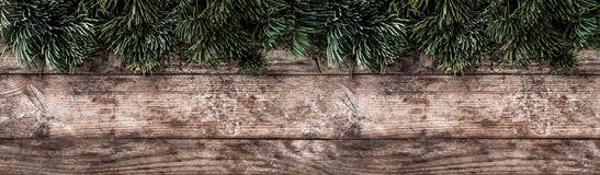 Marco creativo de la disposición hecho de las ramas del abeto de la Navidad, conos del pino en fondo de madera fotografía de archivo Marco creativo de la disposición hecho de las ramas del abeto de la Navidad, conos del pino en fondo de madera fotografía de archivo