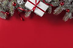 Marco creativo de la disposición hecho de las ramas del abeto de la Navidad, conos del pino, regalos, decoración roja en fondo ro fotografía de archivo libre de regalías Marco creativo de la disposición hecho de las ramas del abeto de la Navidad, conos del pino, regalos, decoración roja en fondo ro fotografía de archivo libre de regalías