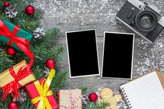 Marcos de la foto de la Navidad con la cámara, las ramas del abeto, las decoraciones, las cajas de regalo y los conos retros del imagenes de archivo Marcos de la foto de la Navidad con la cámara, las ramas del abeto, las decoraciones, las cajas de regalo y los conos retros del imagenes de archivo