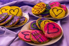 Mardi Gras kakor med isläggning och garneringar arkivbild Mardi Gras kakor med isläggning och garneringar arkivbild