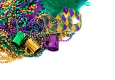 Mardi gras pryder med pärlor på en vitbakgrund med kopierar utrymme royaltyfria foton Mardi gras pryder med pärlor på en vitbakgrund med kopierar utrymme royaltyfria foton