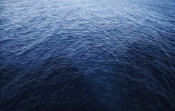 Mare blu con ombra dalle rocce fotografia stock libera da diritti Mare blu con ombra dalle rocce fotografia stock libera da diritti