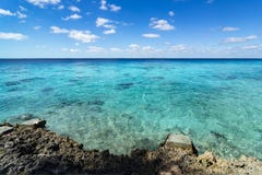 Mare caraibico, Cuba Vacanza in mare blu ed in isole abbandonate Pace e un sogno Paesaggio fantastico Viaggio, spiaggia immagine stock Mare caraibico, Cuba Vacanza in mare blu ed in isole abbandonate Pace e un sogno Paesaggio fantastico Viaggio, spiaggia immagine stock