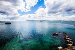 Mare Mediterraneo e cielo di vista sul mare Verde-cupo blu terrazzo Fotografie Stock Mare Mediterraneo e cielo di vista sul mare Verde-cupo blu terrazzo Fotografie Stock