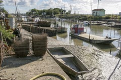 Marennes France 12-13-2018 Port traditionnel pour le port de farminTraditional d'huître pour l'agriculture d'huître de Marennes O photo libre de droits Marennes France 12-13-2018 Port traditionnel pour le port de farminTraditional d'huître pour l'agriculture d'huître de Marennes O photo libre de droits