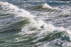 Mares agitados com ondas deixando de funcionar Fotos de Stock Mares agitados com ondas deixando de funcionar Fotos de Stock