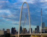 Margaret Hunt Hill Bridge med Dallas, Texas horisont i baksidan royaltyfri foto Margaret Hunt Hill Bridge med Dallas, Texas horisont i baksidan royaltyfri foto