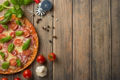 Margarita de pizza sur un fond en bois, vue supérieure Margarita de pizza avec du fromage de tomates, de Basil et de mozzarella photos stock Margarita de pizza sur un fond en bois, vue supérieure Margarita de pizza avec du fromage de tomates, de Basil et de mozzarella photos stock