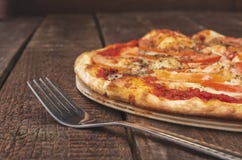 Margarita délicieuse de pizza avec du mozzarella sur la table en bois foncée images libres de droits Margarita délicieuse de pizza avec du mozzarella sur la table en bois foncée images libres de droits