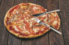 Margarita délicieuse de pizza avec du mozzarella sur la table en bois foncée photos libres de droits Margarita délicieuse de pizza avec du mozzarella sur la table en bois foncée photos libres de droits