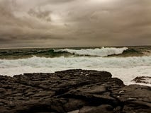 Mari tempestosi fuori dalla costa ovest dell'Irlanda fotografia stock libera da diritti Mari tempestosi fuori dalla costa ovest dell'Irlanda fotografia stock libera da diritti