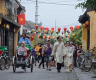 Mariage et touristes sur des rues de Hoi An, Vietnam image libre de droits Mariage et touristes sur des rues de Hoi An, Vietnam image libre de droits