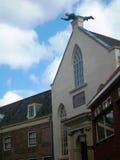 Mariakapel con las ilustraciones en el top del tejado, en un histórico hermoso y vira la ciudad hacia el lado de babor Hoorn, Hol Fotografía de archivo libre de regalías Mariakapel con las ilustraciones en el top del tejado, en un histórico hermoso y vira la ciudad hacia el lado de babor Hoorn, Hol Fotografía de archivo libre de regalías
