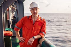 Mariene hoge ambtenaar of eerste stuurman op dek van schip of schip stock afbeeldingen Mariene hoge ambtenaar of eerste stuurman op dek van schip of schip stock afbeeldingen