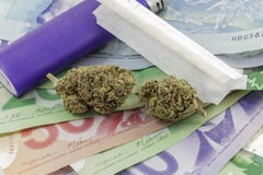 Marijuana Buds on Money with a lighter and rolling papers royalty free stock image Marijuana Buds on Money with a lighter and rolling papers royalty free stock image