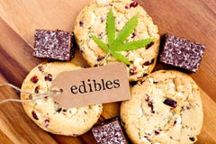 Marijuana - cannabis - Edibles médicinal - biscuits et 'brownie' de noix de coco photographie stock libre de droits Marijuana - cannabis - Edibles médicinal - biscuits et 'brownie' de noix de coco photographie stock libre de droits