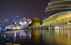 Marina Bay Sands Promenade Event Plaza med shoppesna och Art Science Museum & Louis Vuitton Island Maison på en regnig dag arkivbilder Marina Bay Sands Promenade Event Plaza med shoppesna och Art Science Museum & Louis Vuitton Island Maison på en regnig dag arkivbilder