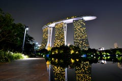 Marina Bay Sands Resort på natten Singapore royaltyfria foton Marina Bay Sands Resort på natten Singapore royaltyfria foton