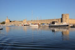 Marina dans Aigues-Mortes, France Photo libre de droits Marina dans Aigues-Mortes, France Photo libre de droits