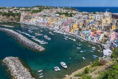 Marina della Corricella, das Dorf der Fischer auf der Insel von Procida nahe Neapel, Italien lizenzfreie stockfotografie Marina della Corricella, das Dorf der Fischer auf der Insel von Procida nahe Neapel, Italien lizenzfreie stockfotografie