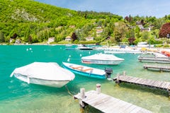 Marina w Talloires przy Jeziornym Annecy w Francja Zdjęcie Royalty Free Marina w Talloires przy Jeziornym Annecy w Francja Zdjęcie Royalty Free