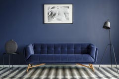 Marinblå ruminre med den bekväma flotta soffan i midden royaltyfria foton Marinblå ruminre med den bekväma flotta soffan i midden royaltyfria foton