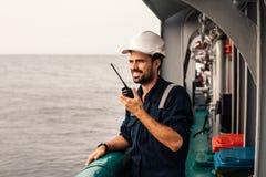 Marine Deck Officer of eerste stuurman op dek van schip of schip royalty-vrije stock afbeelding Marine Deck Officer of eerste stuurman op dek van schip of schip royalty-vrije stock afbeelding