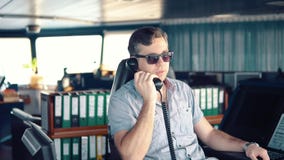 Marine Deck Officer oder Matrose auf Plattform des Schiffes oder des Schiffs stock video footage Marine Deck Officer oder Matrose auf Plattform des Schiffes oder des Schiffs stock video footage