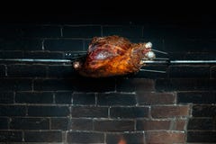 Mariniertes Fleisch auf einer Aufsteckspindel in einem Steinofen stockfotografie Mariniertes Fleisch auf einer Aufsteckspindel in einem Steinofen stockfotografie