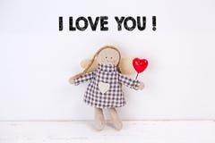 Marionettenpuppe mit einem roten Herzen und einem Text ?ich liebe dich ?auf einem wei?en Hintergrund stockfotos Marionettenpuppe mit einem roten Herzen und einem Text ?ich liebe dich ?auf einem wei?en Hintergrund stockfotos