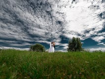 Marié tenant la danse de jeune mariée en belle nature photos stock Marié tenant la danse de jeune mariée en belle nature photos stock
