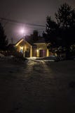 Markerat hus på natten arkivbild Markerat hus på natten arkivbild