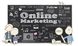 Marketing en ligne avec des hommes d'affaires Marketing en ligne avec des hommes d'affaires