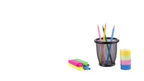 Markierungen und andere bunte Bürobriefpapiernahaufnahme auf Weiß lizenzfreies stockfoto Markierungen und andere bunte Bürobriefpapiernahaufnahme auf Weiß lizenzfreies stockfoto