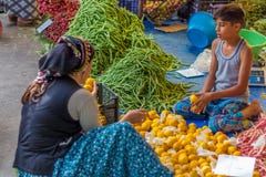 Markt des Verkäufers der jungen Frau öffentlich stockbild Markt des Verkäufers der jungen Frau öffentlich stockbild