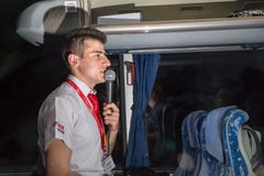 Marmaris, Турция - 19-ое мая 2018: Мужской туристический гид с микрофоном в шине стоковые изображения Marmaris, Турция - 19-ое мая 2018: Мужской туристический гид с микрофоном в шине стоковые изображения